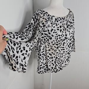 🎄 Vince Camuto EUC Animal Snow leopard Whispers Bell Sleeve Blouse Medium